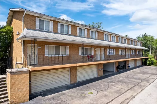 Akron, OH 44313,582 Treeside DR