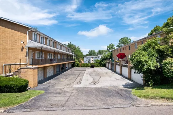 Akron, OH 44313,582 Treeside DR