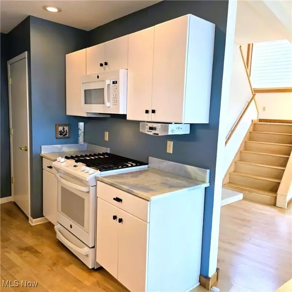 Bay Village, OH 44140,31540 Lake RD