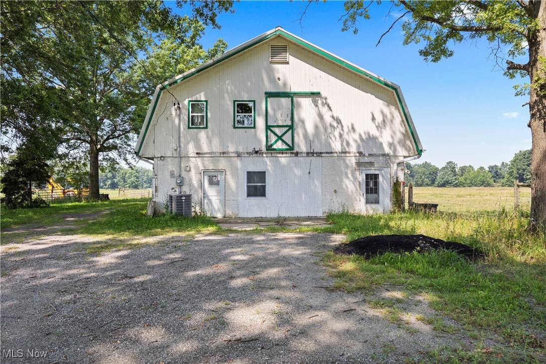 40175 Banks RD, Grafton, OH 44044