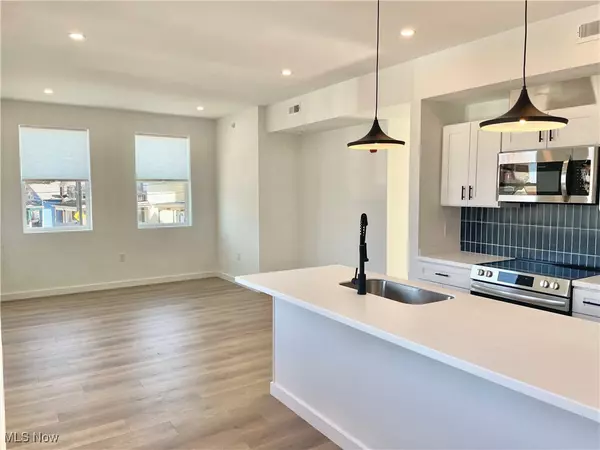 Cleveland, OH 44113,2017 W 44th #9