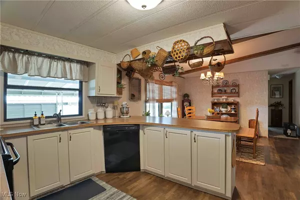 Olmsted Twp, OH 44138,3 Dogwood LN