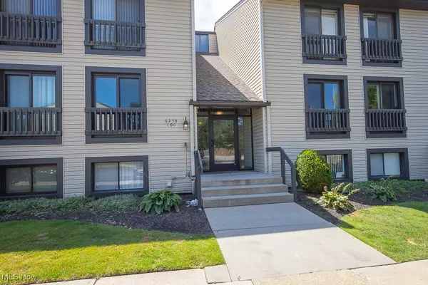 6250 Greenwood Pkwy #404, Sagamore Hills, OH 44067