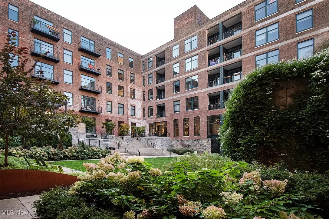 Cleveland, OH 44113,725 Johnson CT #324