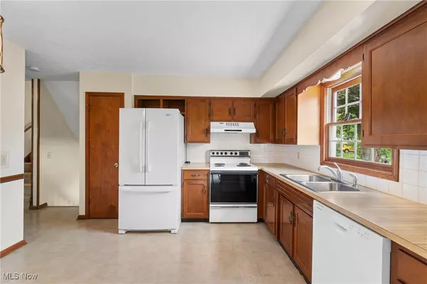 Navarre, OH 44662,8471 Henry ST