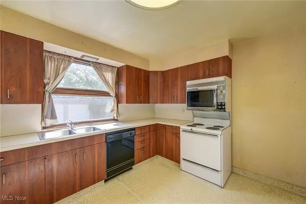 Lakewood, OH 44107,1515 Orchard Grove AVE