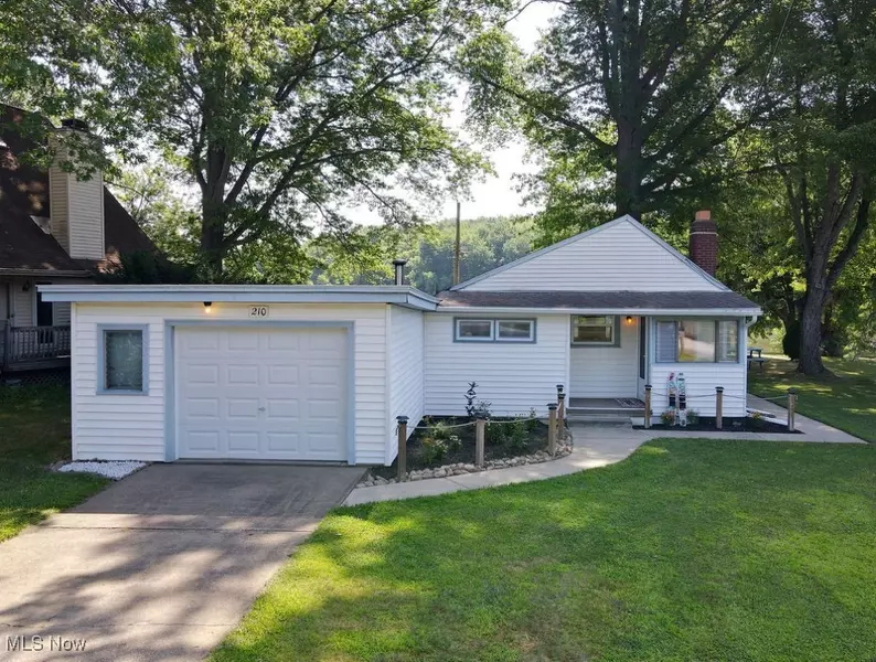 210 Hawthorne DR, North Benton, OH 44449