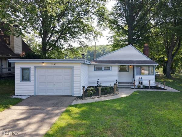 210 Hawthorne DR, North Benton, OH 44449