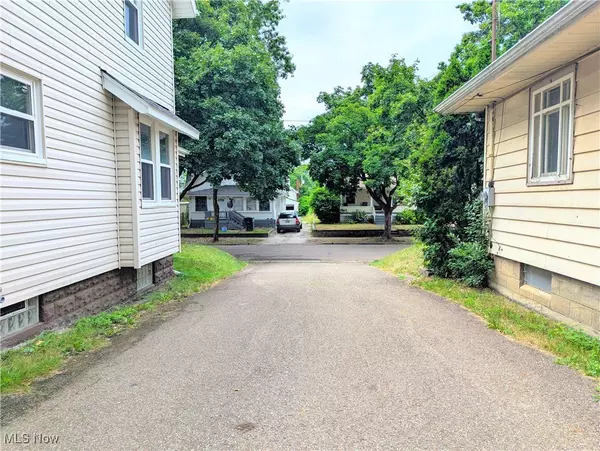 Akron, OH 44301,1263 Herberich AVE