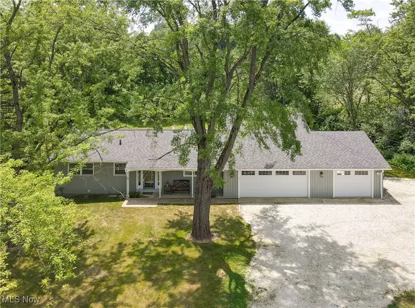 Cuyahoga Falls, OH 44223,918 Lindley RD