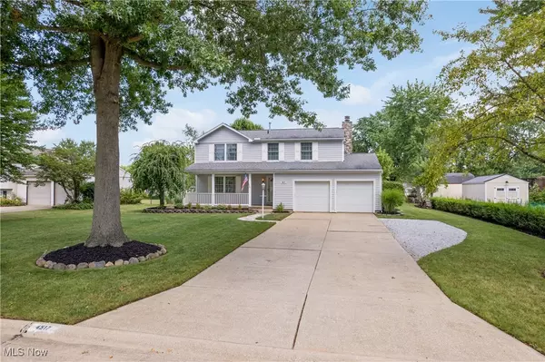 4517 HoneySuckle DR, North Canton, OH 44720