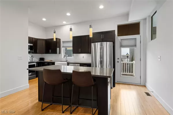 Cleveland, OH 44113,2280 City View DR