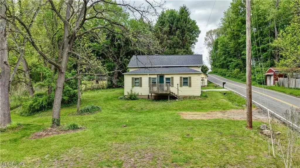 8055 Dolphin ST SW, Bolivar, OH 44612