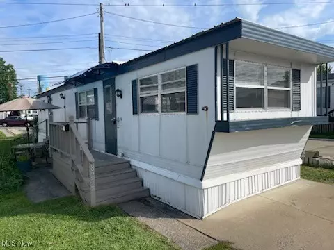 8258 Russell LN, Cleveland, OH 44130