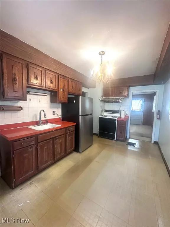 Cleveland, OH 44103,1386 E 53 th ST