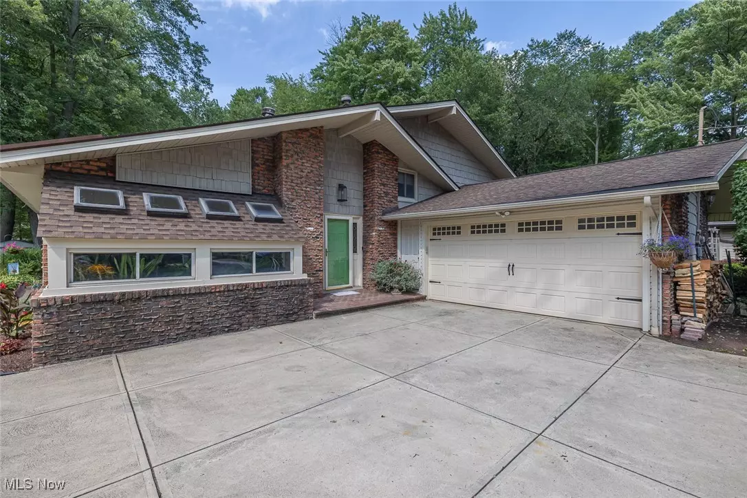North Olmsted, OH 44070,5547 Barton RD