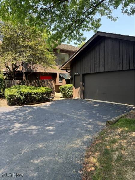 407 Meadowview DR, Aurora, OH 44202