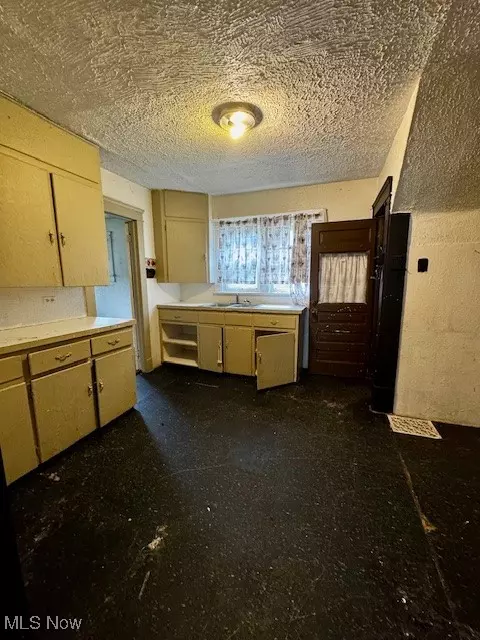 Akron, OH 44314,1115 Harpster AVE