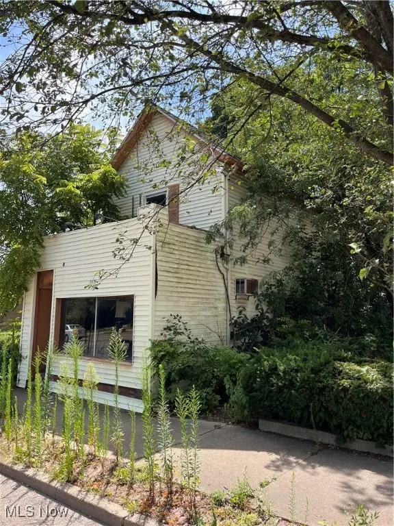 868 N Main ST, Akron, OH 44310