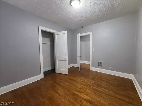 Cleveland, OH 44102,9222-26 Madison AVE