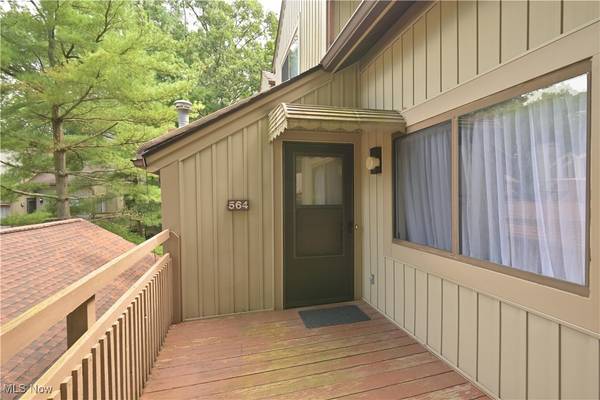 564 Meredith LN, Cuyahoga Falls, OH 44223
