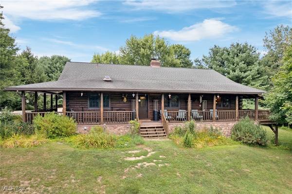 6894 Swamp ST NE, Hartville, OH 44632