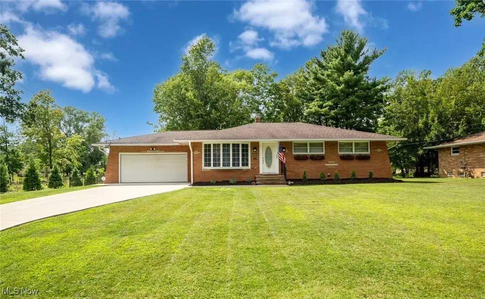 8200 Briarwood DR, Broadview Heights, OH 44147