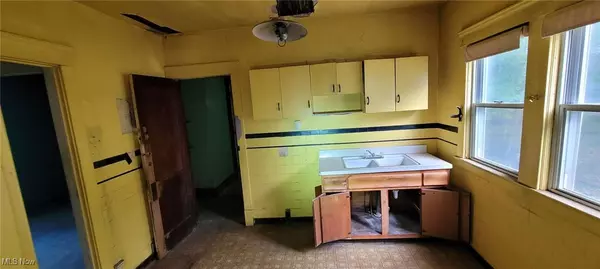 Cleveland, OH 44108,691 E 92nd ST