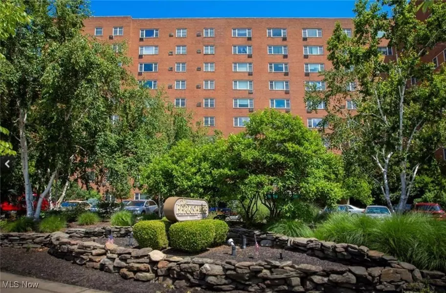 11820 Edgewater DR #415, Lakewood, OH 44107