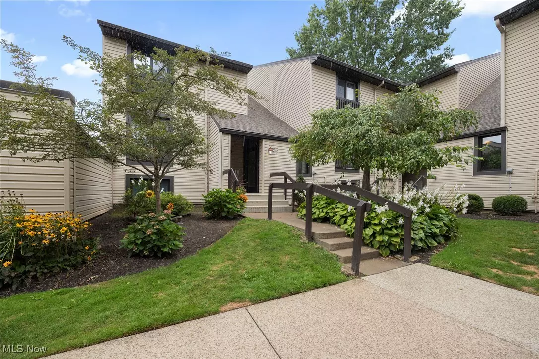 Sagamore Hills, OH 44067,6320 Greenwood #100-4