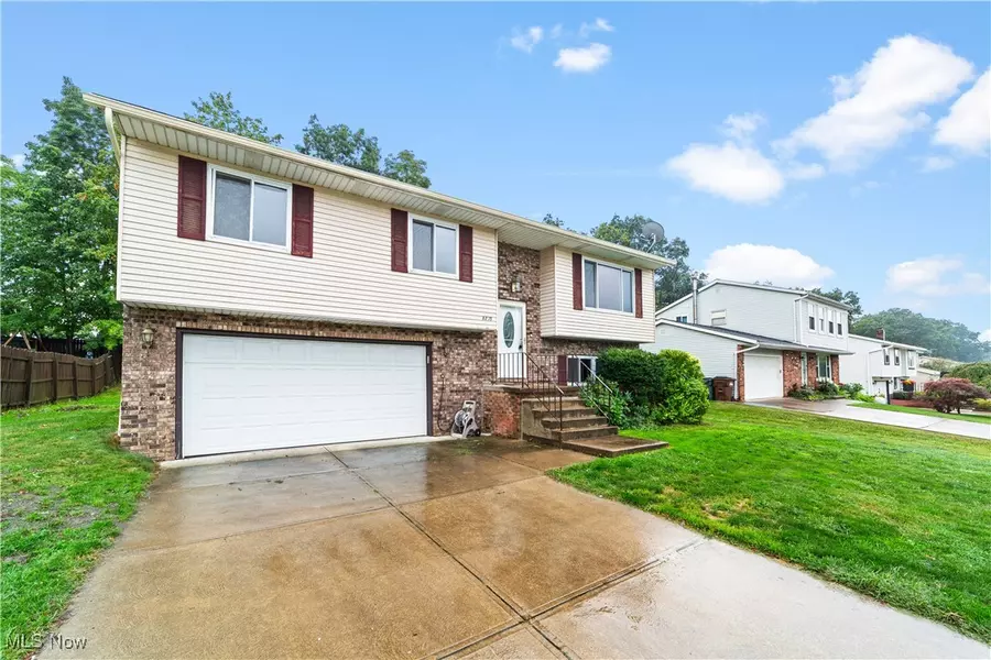 8275 Newcomb DR, Parma, OH 44129