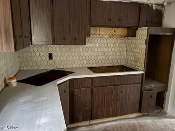 Cleveland, OH 44112,1677 Hillview RD