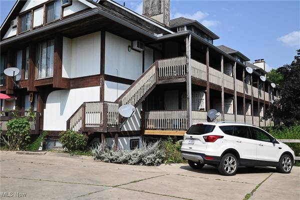 Akron, OH 44313,896 Whitepine DR #C