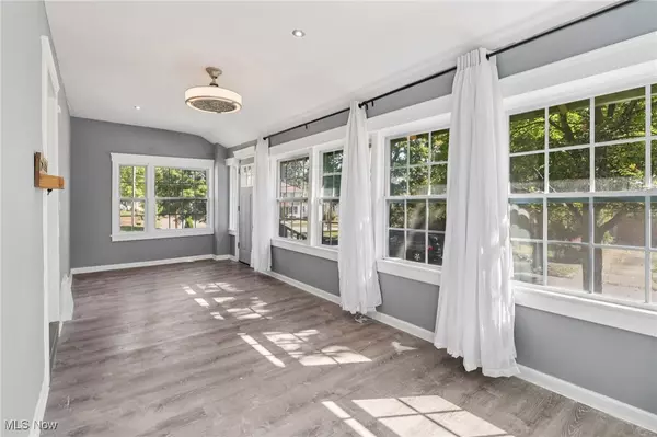 Akron, OH 44302,413 Crestwood AVE