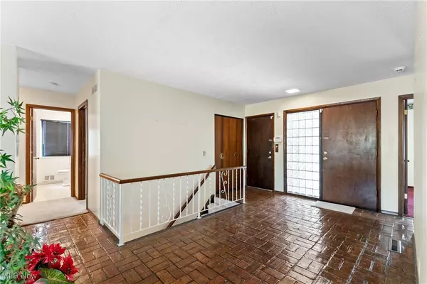 Akron, OH 44333,441 Sandhurst RD