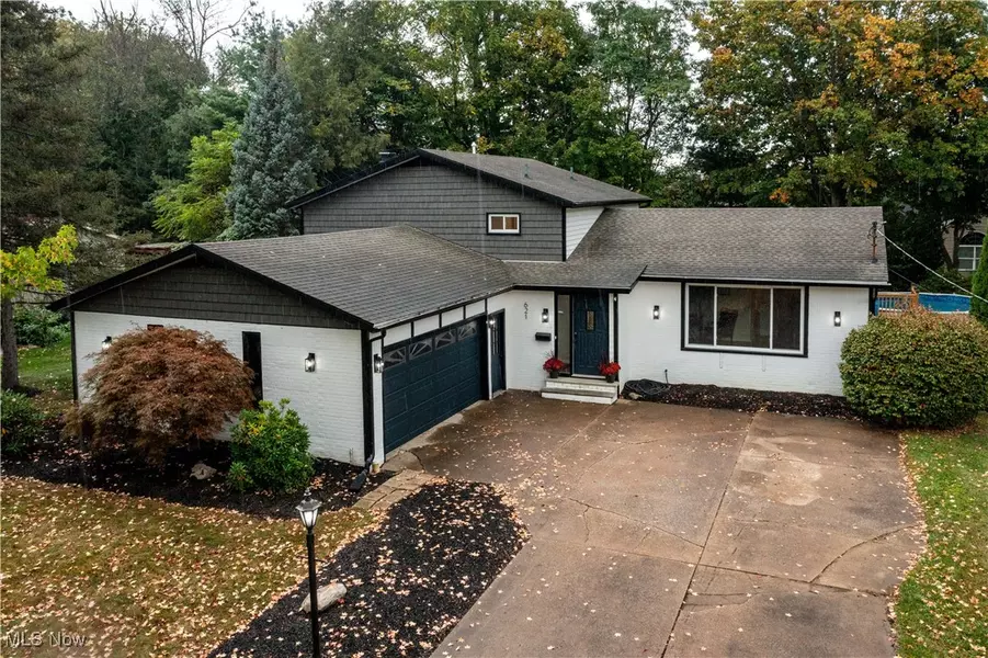 621 Van Oaks DR, Amherst, OH 44001