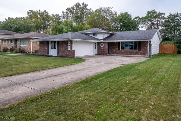 6996 Greenbriar DR, Parma Heights, OH 44130