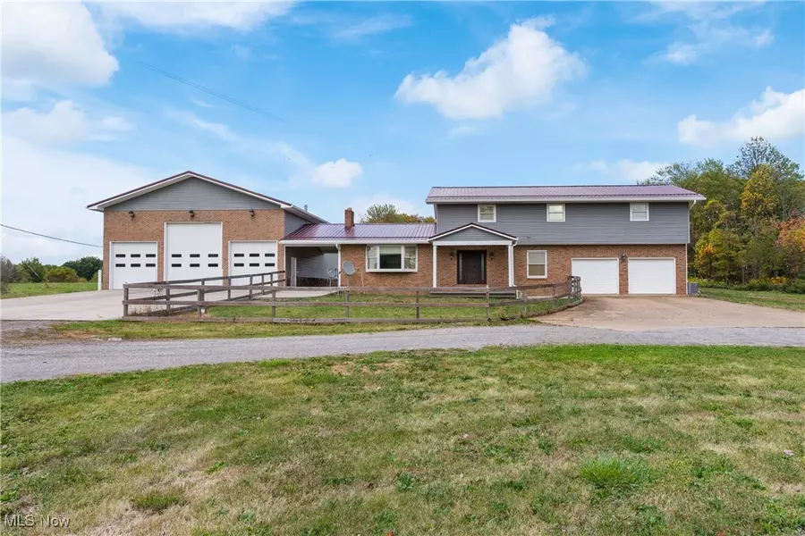 6086 Avalon RD NW, Malvern, OH 44644