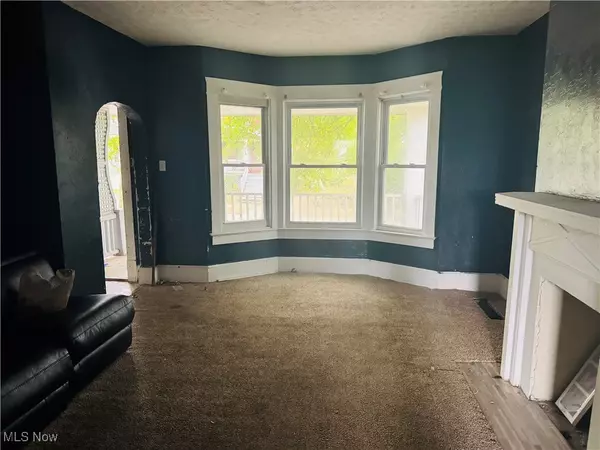 Cleveland, OH 44104,9013 Harris AVE