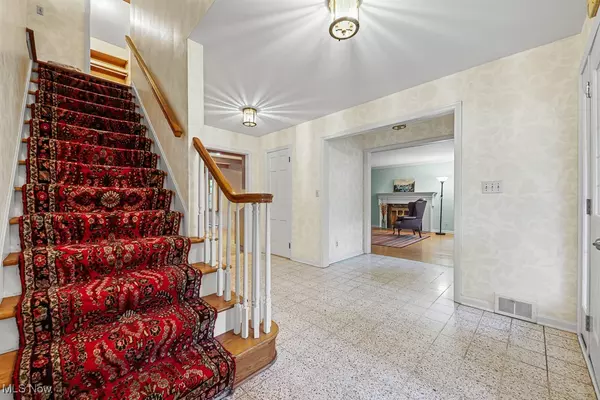 Akron, OH 44313,373 Tremont RD