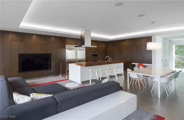 Cleveland, OH 44106,2067 Random RD