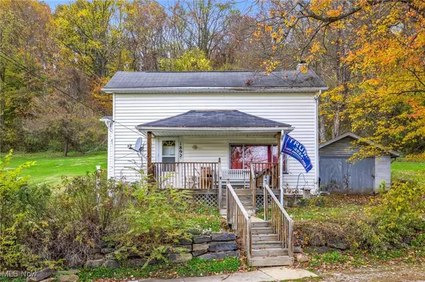 1892 Roxford RD, New Philadelphia, OH 44663