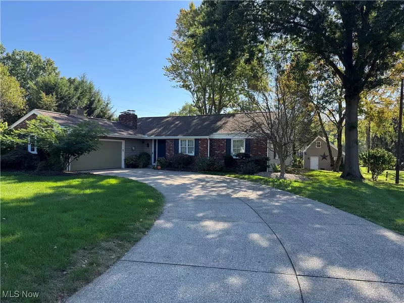 1904 Red Coach RD NW, North Canton, OH 44720