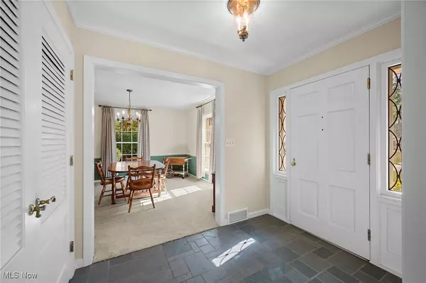 Akron, OH 44313,1883 Larchmont RD