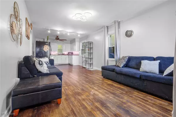 Akron, OH 44301,1861 S Main ST