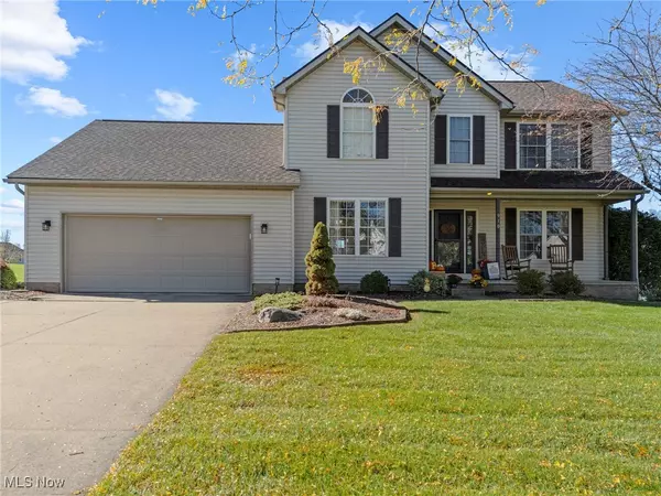 910 Crosswyck CIR, Louisville, OH 44641