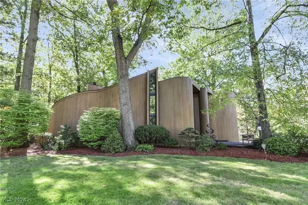 31105 Roxbury Park DR, Bay Village, OH 44140