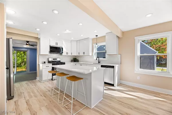 Cuyahoga Falls, OH 44221,1916 Victoria ST