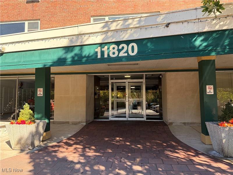 11820 Edgewater DR #421, Lakewood, OH 44107