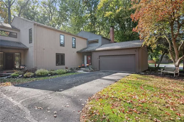 34 Oakshore DR, Bratenahl, OH 44108